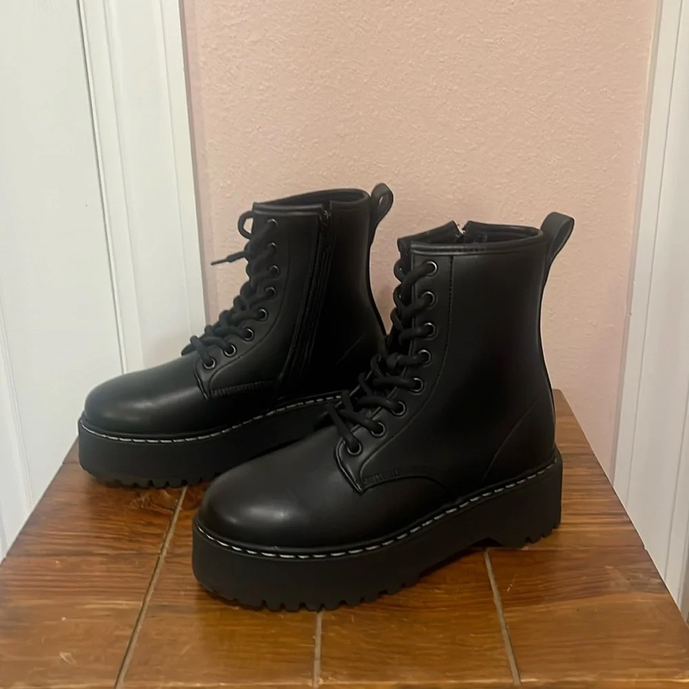 COPY - Steve Madden Bettyy 1 boot NWOT never worn - Picture 1 of 5